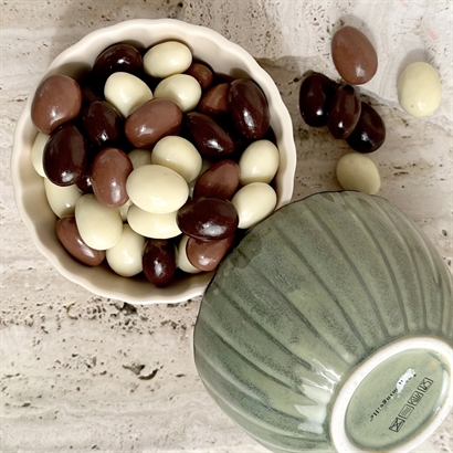 Bloomingville enfärgad keramikskål med 300 gram italienska chokladmandlar.